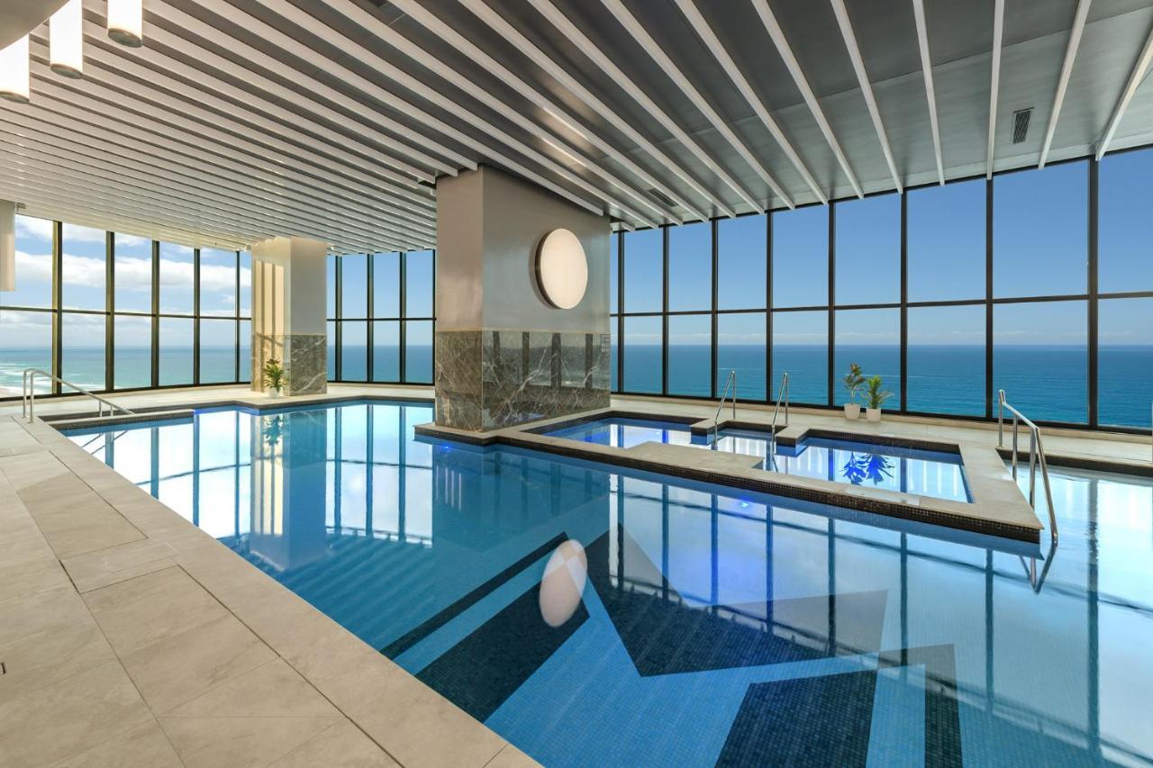 Meriton Suites Surfers Paradise Голд-Кост Екстер'єр фото The swimming pool at the hotel