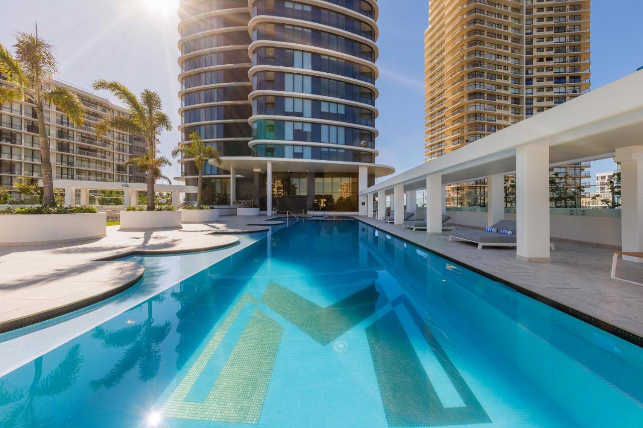 Meriton Suites Surfers Paradise Голд-Кост Екстер'єр фото The swimming pool at the hotel