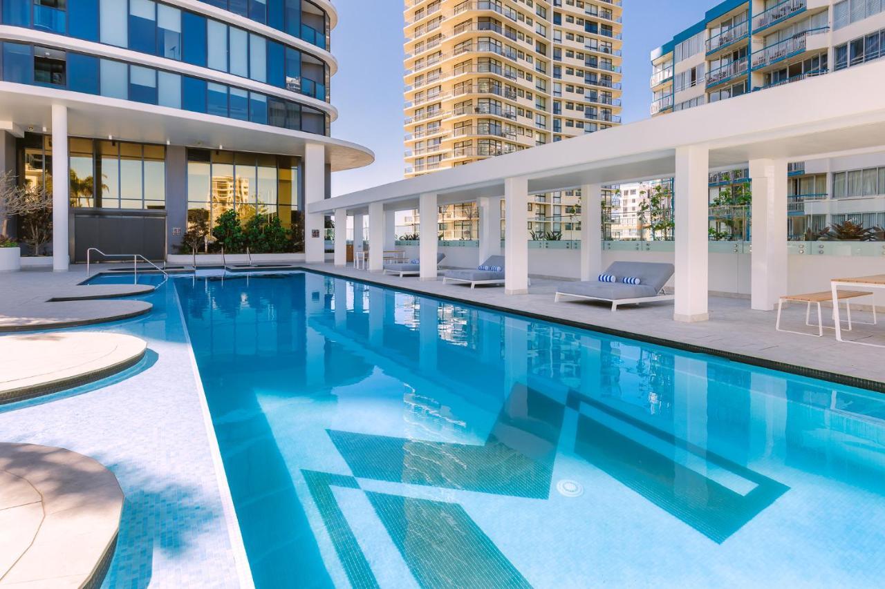 Meriton Suites Surfers Paradise Голд-Кост Екстер'єр фото The swimming pool at the hotel