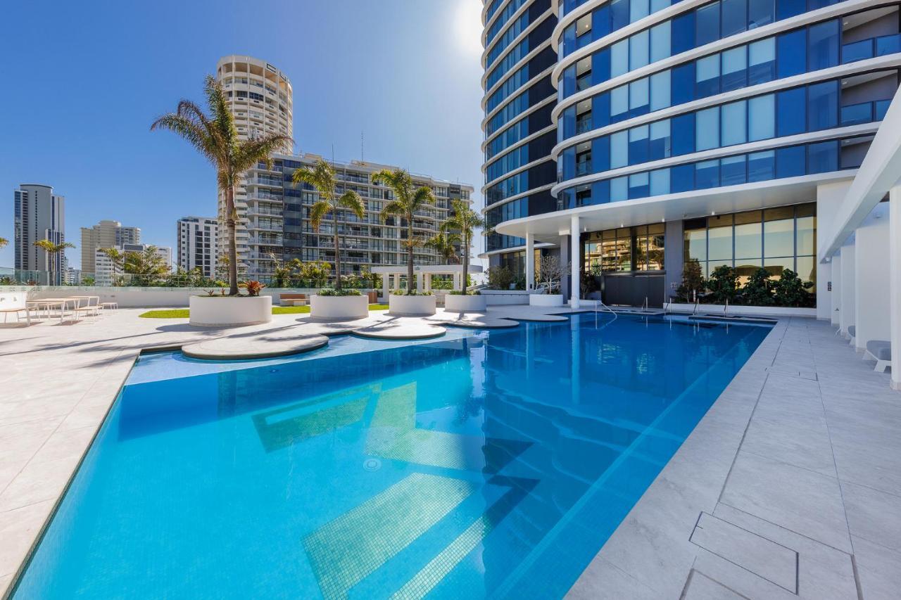 Meriton Suites Surfers Paradise Голд-Кост Екстер'єр фото The swimming pool at the hotel