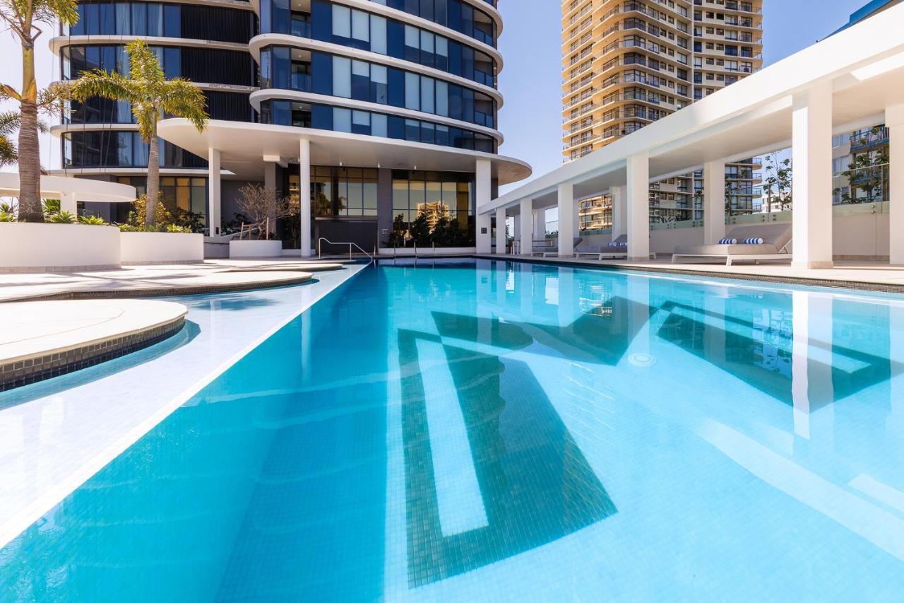 Meriton Suites Surfers Paradise Голд-Кост Екстер'єр фото The swimming pool at the hotel